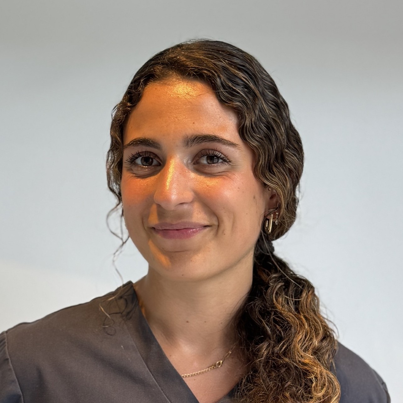 ANNA GUIMERÀ SINYOL. Physiothérapeute VANESSA ARGILÉS POZO. Professeur de Pilates et de Stretching